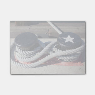 Auf zwei Poller getippter Seil Post-it Klebezettel