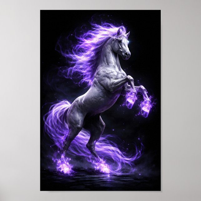 Aufbäumender Hengst mit ätherischer violetter Flam Poster (Vorne)
