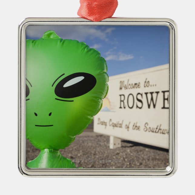 Aufblasbares alien mit Willkommen zu Roswell Ornament Aus Metall (Vorne)