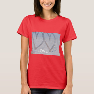 Aufdruck von zwei Herzen, die im Schnee auf einem T-Shirt