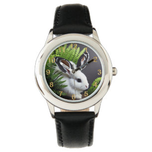 Auffallender Kontrast: Der weiße Hase mit schwarze Armbanduhr