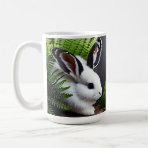 Auffallender Kontrast: Der weiße Hase mit schwarze Kaffeetasse