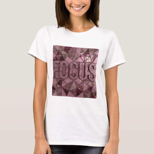Auffallendes Pink FOCUS Statement Design T-Shirt (Vorderseite)
