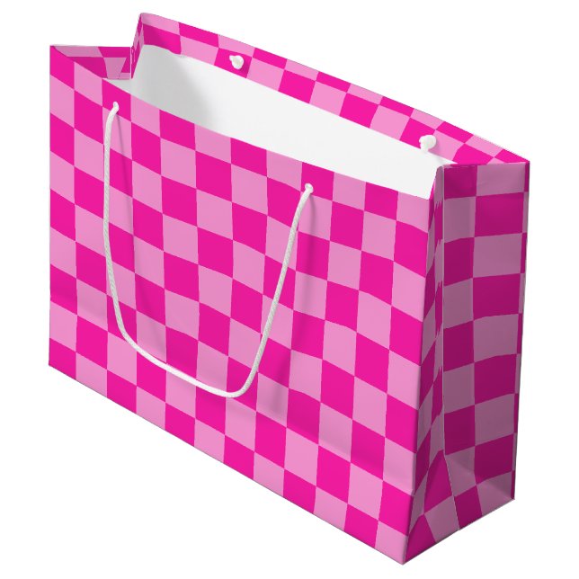 Auffallendes rosa Schachbrettmuster Große Geschenktüte (Vorderseite Schrägansicht)