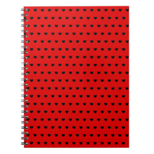 Auffälliges rotes Notebook mit schwarzen Herzen Notizblock