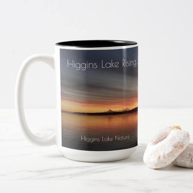 Aufgehende Sonne in Higgins See, Michigan Zweifarbige Tasse (Mit Donut)