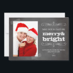 Aufgeklebte Foto Chalkboard schick fröhlich und he Feiertagskarte<br><div class="desc">Die Urlaubskarte bietet Ihnen Ihr Lieblings-Foto vor einem dunklen Chalkboard-Hintergrund. Das Gefühl "Möge deine Tage fröhlich und hell sein" ist Set in texturierter Typografie, um dem Kreideschreiben zu ähneln. Personalisieren Sie den Boden mit Ihrem eigenen Gruß, Namen und Jahr. Machen Sie diese moderne Weihnachtskarte dieses Jahr zu einem beliebten Treffpunkt...</div>