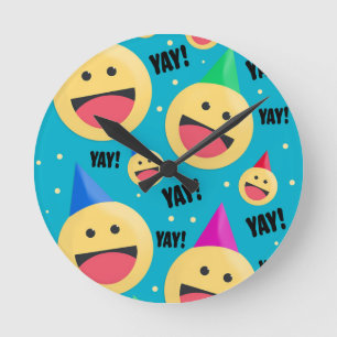 Aufgeregt YAY Emojis in Party Hats Holiday Pos Runde Wanduhr