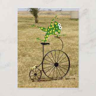 Aufgeregter Frosch auf einem Fahrrad Postkarte
