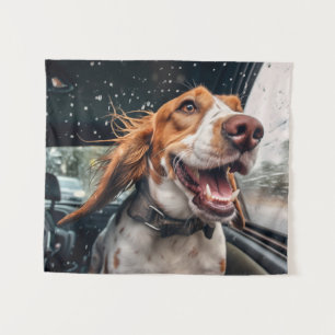 Aufgeregter Hund auf regnerischer Autofahrt Kunstp Wandteppich
