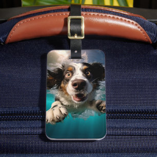 Aufgeregter Hund Schwimmt Unterwasser Design Gepäckanhänger