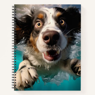 Aufgeregter Hund Schwimmt Unterwasser Design Notizbuch