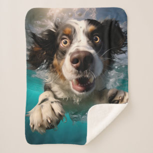 Aufgeregter Hund Schwimmt Unterwasser Design Sherpadecke