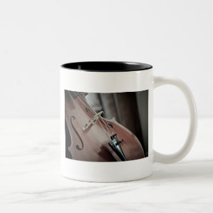 Aufgereihtes Instrument der klassischen Musik des Zweifarbige Tasse