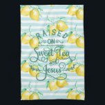 Aufgewachsen auf dem süßen Tee und Jesus | Lemon M Geschirrtuch<br><div class="desc">"Aufgewachsen auf süßen Tee und Jesus" in schicken Schriftzeichen auf Zitronenprint Hintergrund. Fügen Sie diesem Design Ihre benutzerdefinierte Formulierung hinzu, indem Sie die "Diese Vorlage bearbeiten"-Felder auf der rechten Seite des Elements verwenden, oder klicken Sie auf die blaue Schaltfläche "Anpassen", um den Text anzuordnen, die Schriftart und Farben zu ändern...</div>