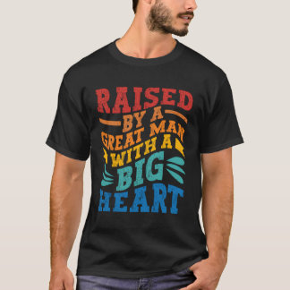 Aufgewachsen von einem großen Mann mit einem große T-Shirt