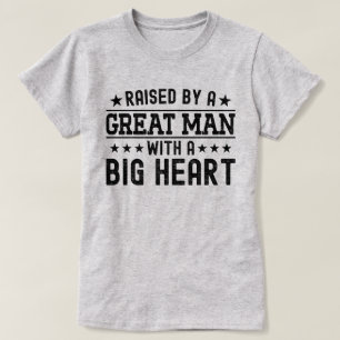 Aufgewachsen von einem großen Mann mit einem große T-Shirt