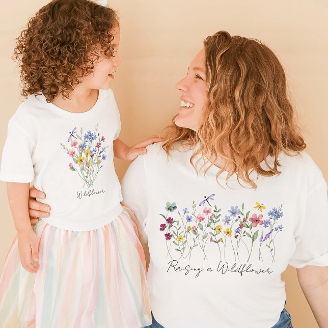 Aufheben einer Wildblume | Botanische Mama T-Shirt (Von Creator hochgeladen)