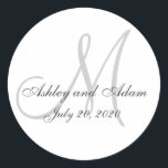 Aufkleber für die klassische Monogramm-Gastgeschen<br><div class="desc">Eleganter Hochzeitsticker mit Gray Monogram Initial und Bride und Groom Namen im schwarzen Script Schriftart auf weißem Hintergrund. Elke Clarke © Andere Farben und Stile verfügbar unter www.zazzle.com/monogramgallery. Ideal für Gastgeschenke Hochzeiten oder Hochzeitsfeiern für Umschlag Aufkleber. Vollständig anpassbar.</div>