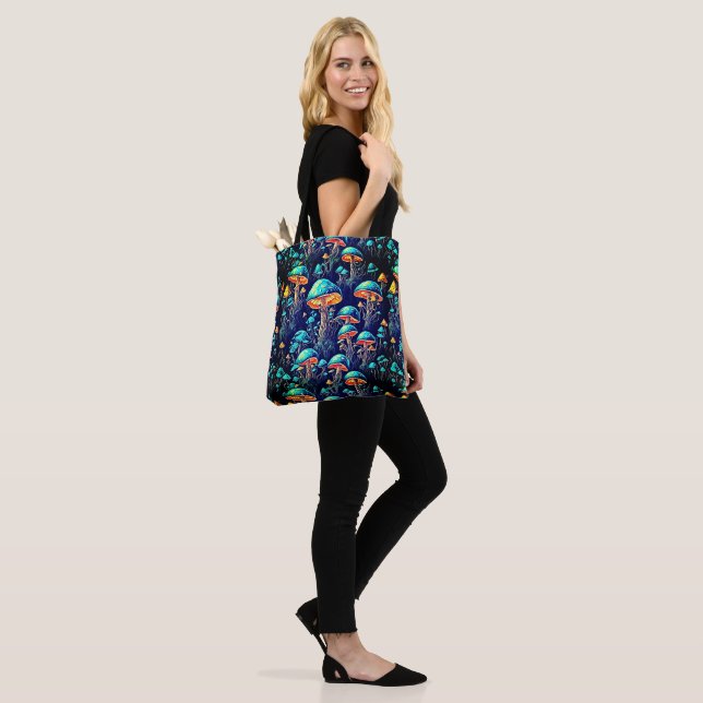 Aufleuchten mit Retro-MuShrooms-Tasche (Am Model)