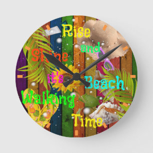 Aufstehen und Strahlen Tropischer Strand Sommer So Runde Wanduhr