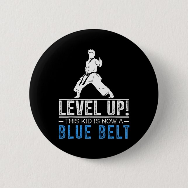 Aufsteigen! Dieses Kind hat jetzt einen blauen Gür Button (Vorderseite)