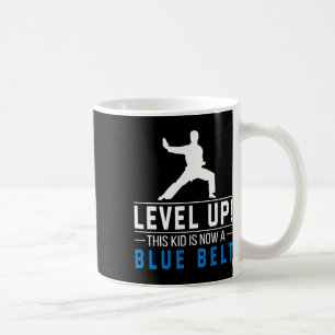 Aufsteigen! Dieses Kind hat jetzt einen blauen Gür Kaffeetasse