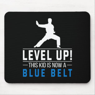 Aufsteigen! Dieses Kind hat jetzt einen blauen Gür Mousepad