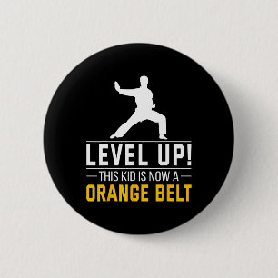Aufsteigen! Dieses Kind hat jetzt einen orangen Gü Button