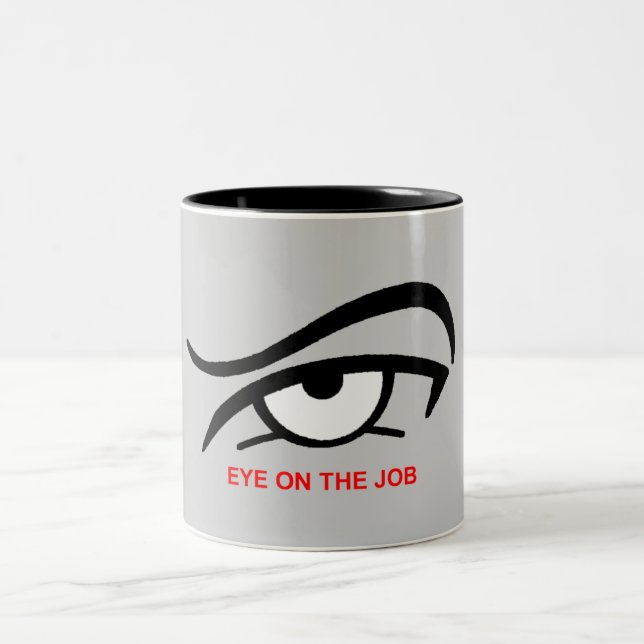 Auge auf dem Job Zweifarbige Tasse (Mittel)