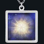*~* Auge Golden Totem - Sacred Geometry Light Rays Versilberte Kette<br><div class="desc">Square JEWELRY WITH INTENTION (R) - Energetisch Enhanced Juwelry. Heiliges geometrisches Dreieck Mandala & 3. Auge plus Licht- und Energiebalken. Seit 2001 habe ich als beruflicher spiritueller Energieheiler den Power der HeilAbsicht gelernt, entwickelt und genutzt. Alle meine JEWELRY WITH INTENTION (R) tragen die heilende Energie der positiven Manifestation. Dieser JEWELRY...</div>