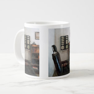 Augenarztbüro mit Augendiagramm Jumbo-Tasse