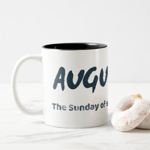 August – Der Sonntag des Sommers Typografie-Zitat Zweifarbige Tasse