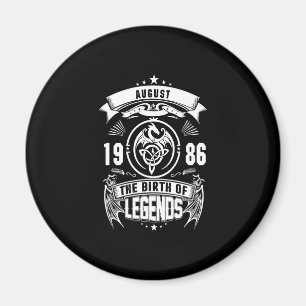 August Geschenk   1986 Die Geburt der Legenden Magnet