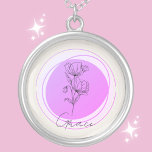 August Poppy Birth Blume Necklace - Personalisiert Versilberte Kette<br><div class="desc">Unser "August Poppy Birth Blume Necklace" erfasst das Wesen des Augusts mit dem kräftigen und widerstandsfähigen Mohn. Das Mohndesign symbolisiert das Set vor einem subtilen Lavendelhintergrund, das Gedenken und die Kraft des Geistes und macht es zu einem sinnvollen Geschenk für diejenigen, die im August geboren sind. Personalisieren Sie diese Halskette...</div>