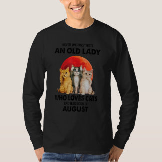 August unterschätzt niemals eine alte Dame, die C T-Shirt