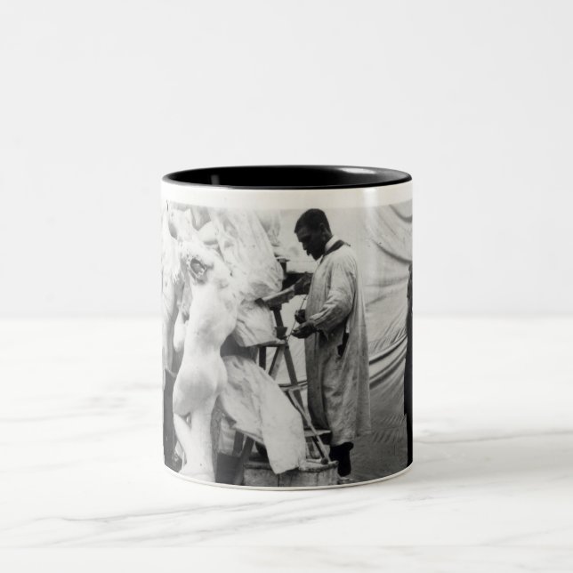 Auguste Rodin in seinem Paris-Studio Zweifarbige Tasse (Mittel)