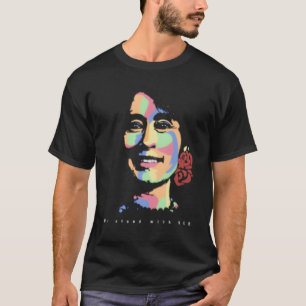 Aung San Suu Kyiwe steht mit ihrem T-Shirt