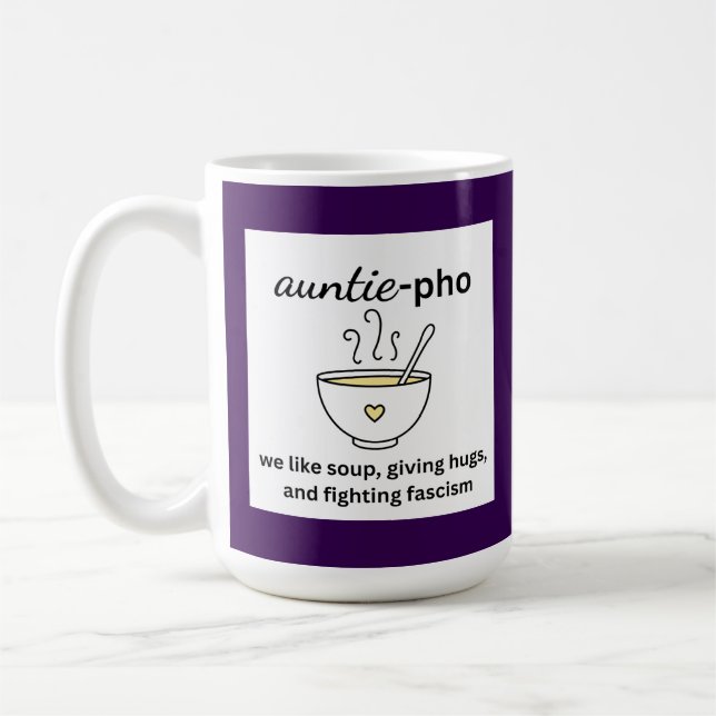 Auntie-Pho Soup Noodles hugs Anti-Faschismus Kaffeetasse (Links)