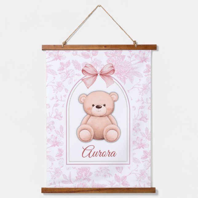 Aurora | Benutzerdefiniertes rosa Teddy-Bär-Kinder Wandteppich Mit Holzrahmen (Vorderseite)