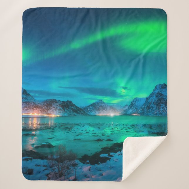Aurora borealis over the sea coast, snowy mountain sherpadecke (Vorderseite)