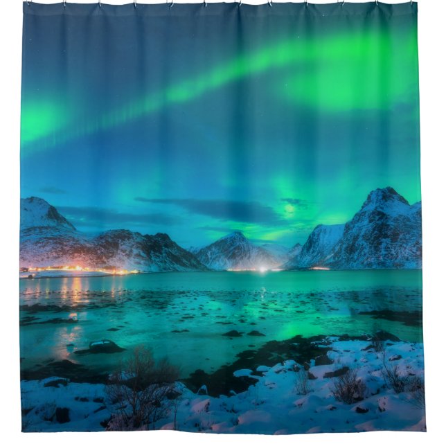 Aurora borealis über der Meeresküste, schneebedeck Duschvorhang (Vorderseite)