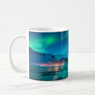 Aurora borealis über der Meeresküste, schneebedeck Kaffeetasse