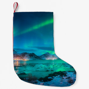 Aurora borealis über der Meeresküste, schneebedeck Kleiner Weihnachtsstrumpf