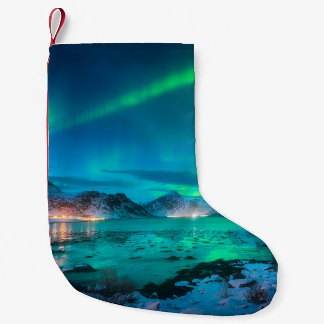 Aurora borealis über der Meeresküste, schneebedeck Kleiner Weihnachtsstrumpf (Vorderseite)
