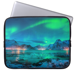 Aurora borealis über der Meeresküste, schneebedeck Laptopschutzhülle