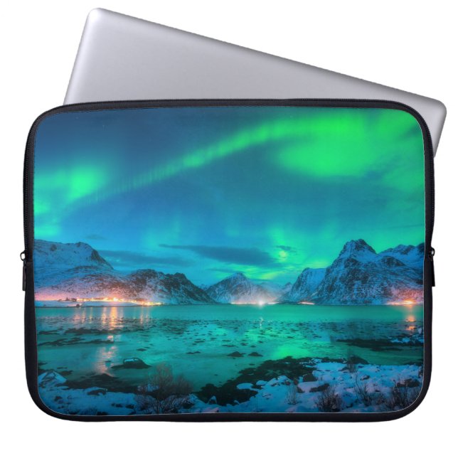 Aurora borealis über der Meeresküste, schneebedeck Laptopschutzhülle (Vorderseite)