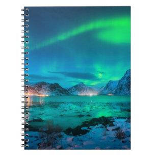 Aurora borealis über der Meeresküste, schneebedeck Notizblock