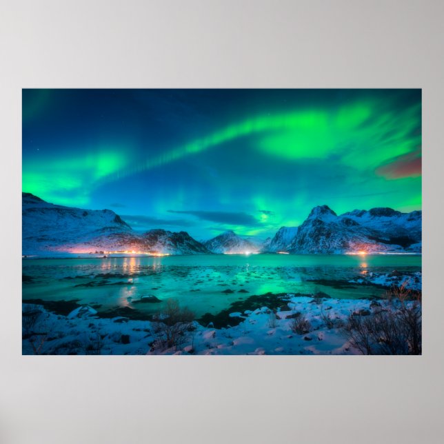 Aurora borealis über der Meeresküste, schneebedeck Poster (Vorne)