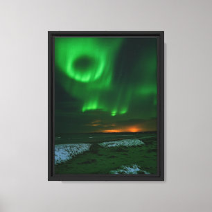 Aurora Borealis über schneebedeckte Küste Leinwanddruck